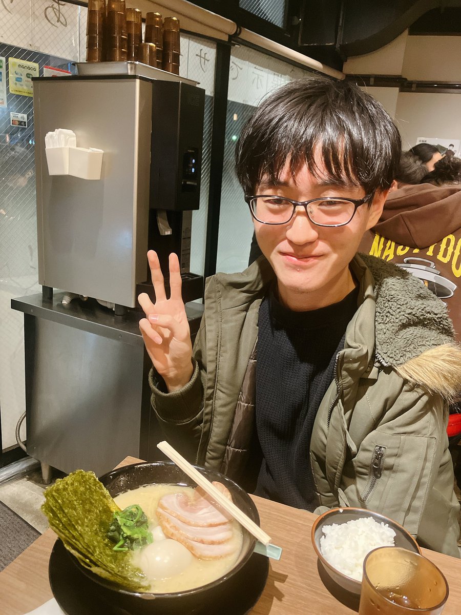 AGUglee's tweet photo. 団員紹介Part3ｰ⑤
商学部商学科 3年
きたさん
テノール

後輩から写真を提出しろと言われ、大学で撮影する必然性がない、その辺の椅子で撮った写真などを出しました。
写真には圧倒的手抜き感がありますが、ここで浮いた労力をフルに活かし最高の演奏をしますので、ぜひ演奏会 へ足をお運び下さい! https://t.co/VuEBLYt9Fg