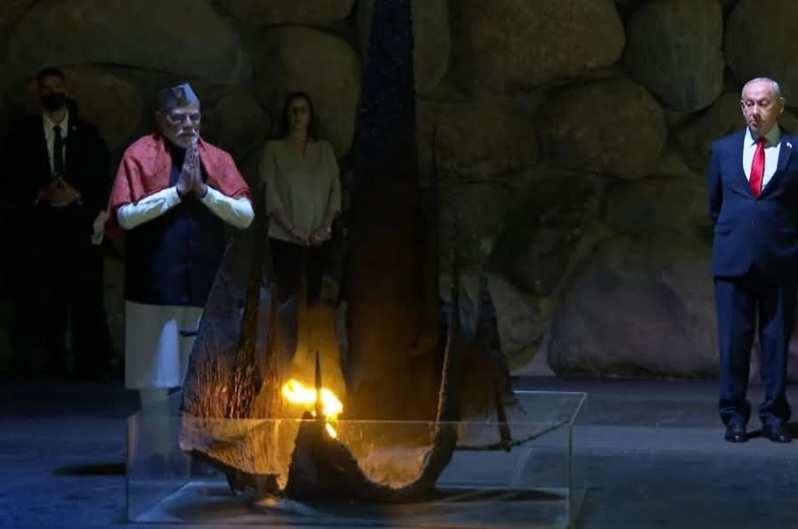 இரண்டு நாட்களுக்கு முன் மோடி இஸ்ரேல் சென்றார்.  மோடியை பிரபல யாத்வஷேம் காட்சியகத்துக்கு அழைத்து சென்றிருக்கிறார் நெதன்யாகு. ஹிட்லர் நடத்திய இனவழிப்பை நினைவுகூர அமைக்கப்பட்ட இந்த காட்சியகத்தில் நெருப்பையும் பூக்களையும் பார்த்ததும் வழக்கம் போல் அவற்றருகே சென்று கைகூப்பி வணங்கிய