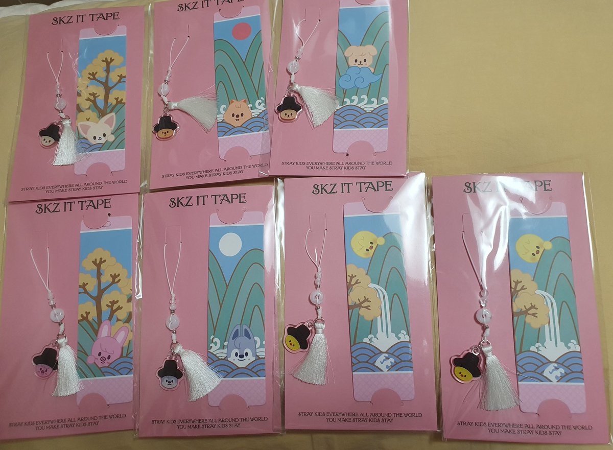 현진이 생일 달 기념(?)ㅋㅋㅋ
마지막 나눔글 올립니다!!

책을 좋아해서 책갈피를 많이 사뒀는데
아까워서 뜯질 못하고 있어😅
나눔해봅니다!

7개입니다.
울프찬 돼끼 퍼핌 뽁아리(2개) 폭시니 한쿼카
원하시는걸로 보내드려요

rt + 맘찍 해주세요!
현진이 생일 전 주까지 발표+배송해드려요.