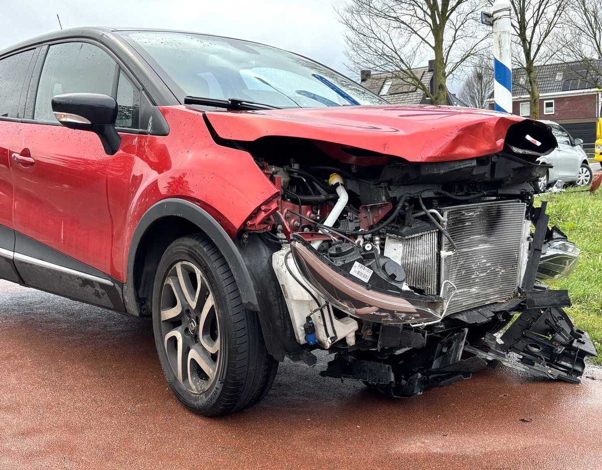 Veel schade bij botsing tussen twee auto's op kruising in Zwaag
