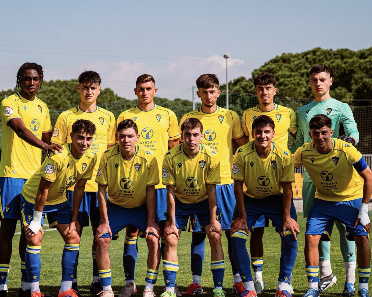 JMCMerino6's tweet photo. Aitor García, David Okafor, Pablo Goicoechea, Jaime Badallo, David del Rey, y Marco Cid. Seis juveniles de primer año [2009] en el XI del División de Honor, y a un nivel espectacular para lograr la 11ª victoria de la temporada

Tiene un valor tremendo lo que está logrando el #CádizCF en cuanto a rendimiento y procesos de formación en esta categoría tan importante. Primero con el cuerpo técnico de Pedro Mateos, y ahora con el de Fran Muñoz.