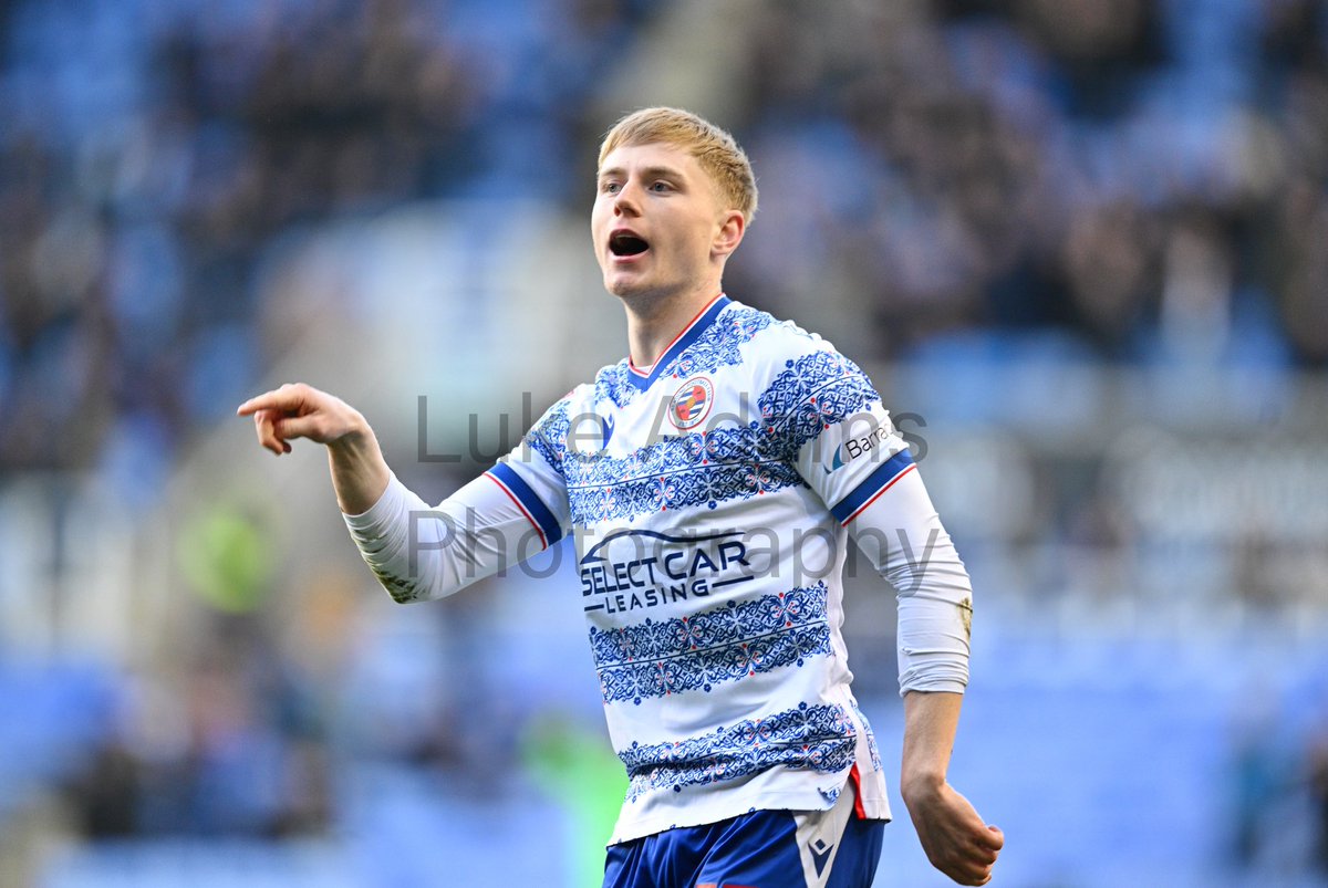ladamscricket's tweet photo. What the hell just happened?!?! #readingfc 🔵⚪️ https://t.co/i5IMmjp7mA
