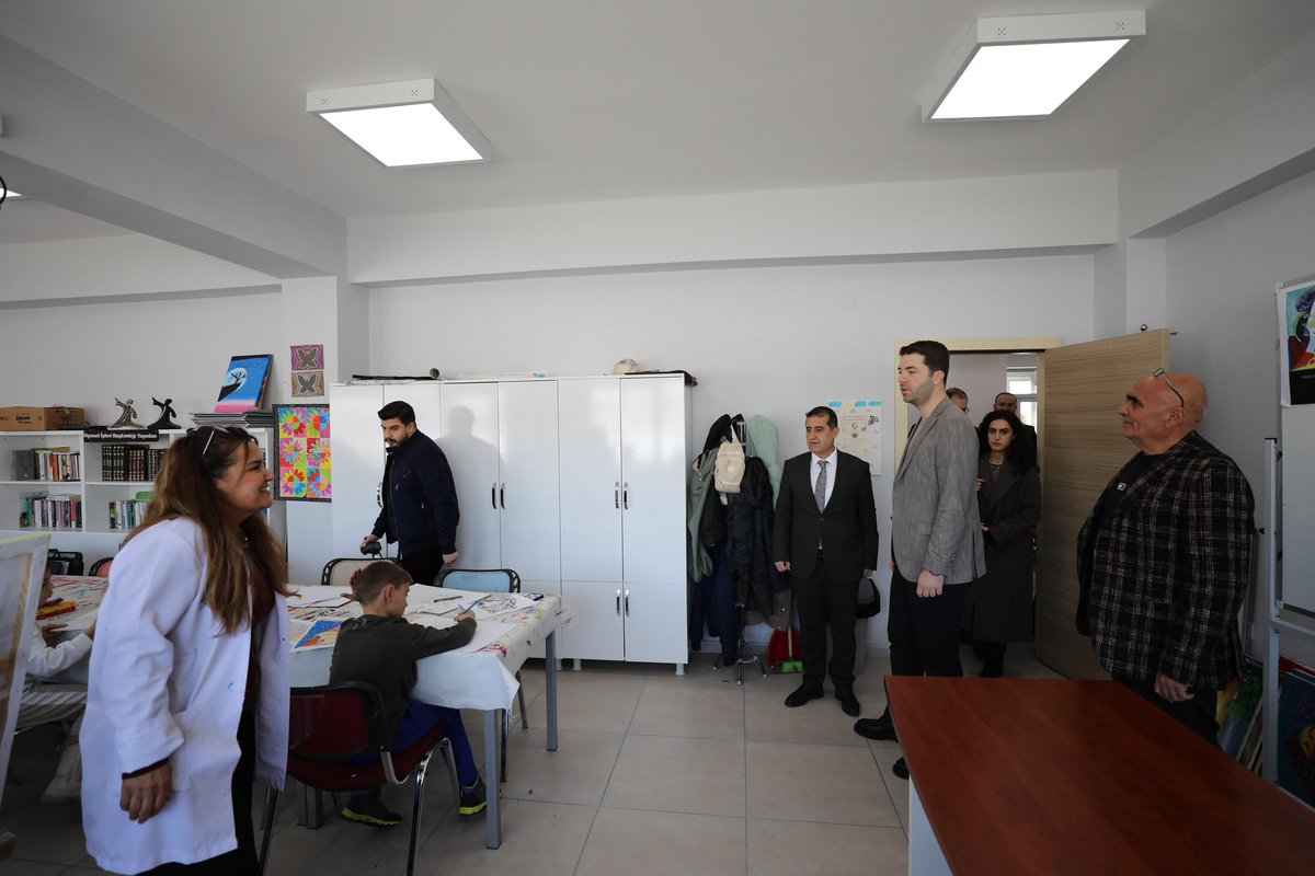 Gençlik Hizmetleri Genel Müdürümüz Enes Efendioğlu,Genel Müdür Yardımcılarımız ve Daire Başkanımızla birlikte gençlik merkezlerimizin konuğu oldu!

Gençlerimizle hasbihal eden genel müdürümüz, onların heyecanına, fikirlerine ve projelerine ortak oldu.

📍Edremit Gençlik Merkezi