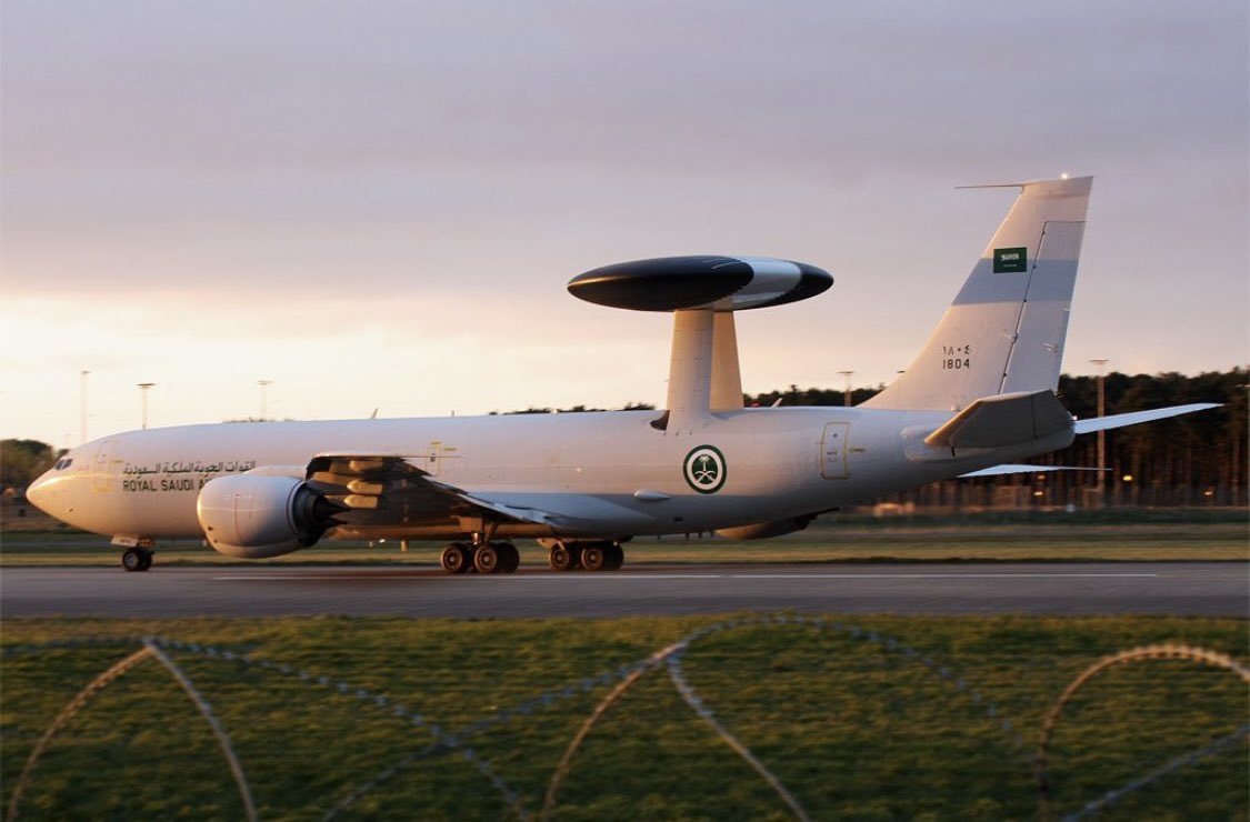 بحدودنا جوّي، وبحرّي، وبرّي 
اللي دخل في دار سلمان بأمان