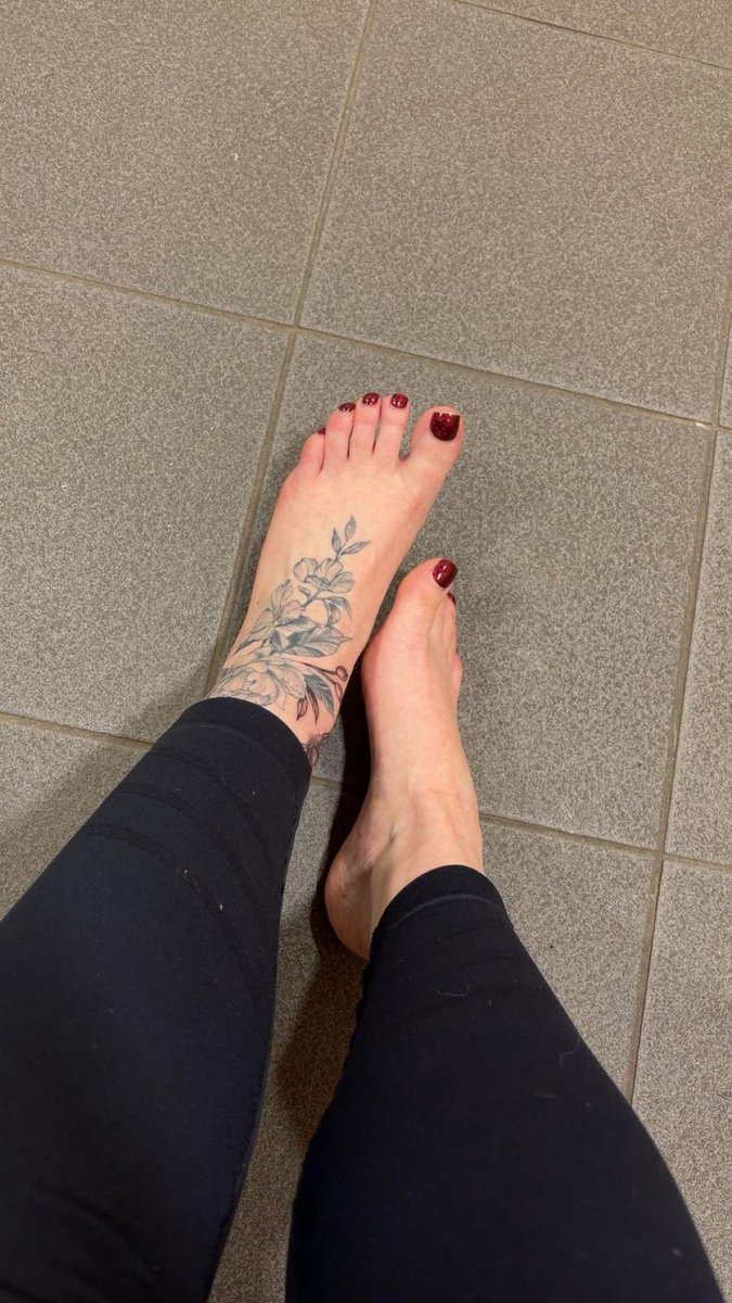 Inkedandarched's tweet photo. Come tell me how much you like my sweaty gym feet 😈💦

Featuring-ish my new tattoo 👀 

#feet #uk #toes #fetish #sweaty https://t.co/kWG5nmrWqF