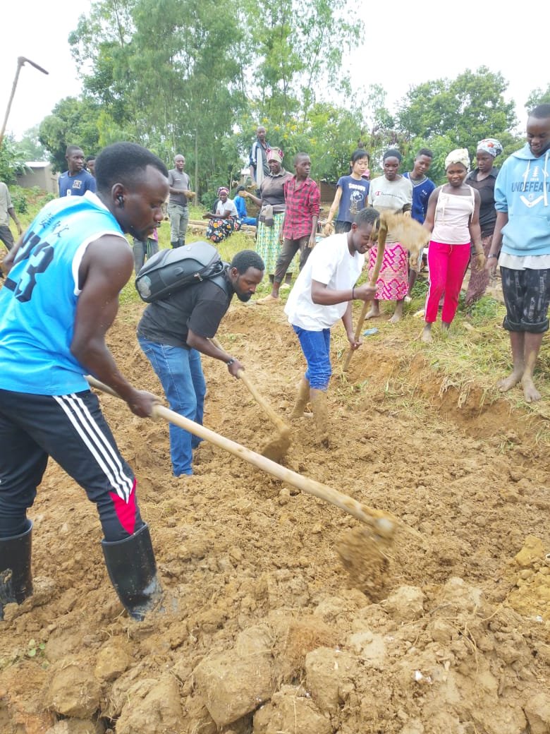 GashoraNYC's tweet photo. #Gashora 
Urubyiruko dufatanyije n'abaturage twakoze umuganda rusange usoza ukwezi kwa Gashyantare aho twakoze ibikorwa bitandukanye birimo: Kubumba amatafari azifashishwa mu kubakira inzu y'umuturage utishoboye, isuku n'isukura n'ibindi.
@BugeseraDistr 
@bugeserayouth https://t.co/6qs1wrlSUX