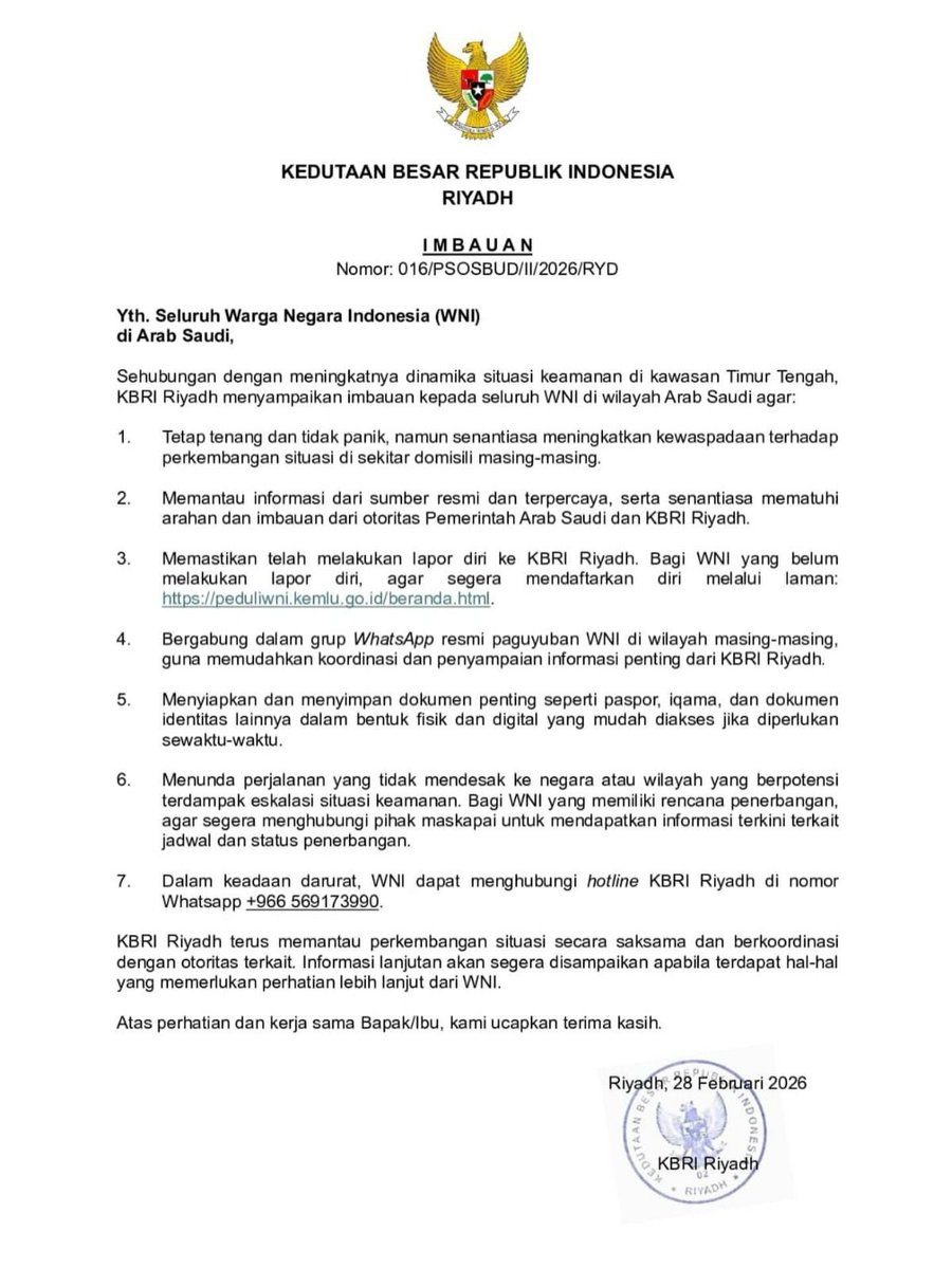 merapi_uncover's tweet photo. Situasi Timur Tengah Memanas, KBRI Riyadh Terbitkan Imbauan Keamanan bagi WNI

RIYADH – Kedutaan Besar Republik Indonesia (KBRI) di Riyadh resmi mengeluarkan surat imbauan bernomor 016/PSOSBUD/II/2026/RYD pada Sabtu (28/2/2026), menyusul meningkatnya dinamika situasi keamanan di kawasan Timur Tengah. Imbauan ini ditujukan kepada seluruh Warga Negara Indonesia (WNI) yang berada di wilayah Arab Saudi.
Dalam dokumen tersebut, pihak KBRI meminta para WNI untuk tetap tenang namun tetap meningkatkan kewaspadaan terhadap perkembangan situasi di lingkungan tempat tinggal masing-masing.
7 Poin Utama Arahan KBRI Riyadh
Guna memastikan keselamatan dan koordinasi yang efektif, KBRI Riyadh menekankan tujuh poin krusial bagi warga:
1. Kewaspadaan Tinggi: Tetap tenang, tidak panik, dan memantau situasi sekitar domisili.
2. Informasi Resmi: Hanya mengikuti informasi dari sumber terpercaya serta mematuhi arahan otoritas Arab Saudi dan KBRI.
3. Lapor Diri: Bagi WNI yang belum melapor diri, diminta segera mendaftar melalui portal resmi https://t.co/vxDFaS77BX.
4. Komunitas WhatsApp: Bergabung dengan grup WhatsApp resmi paguyuban WNI di wilayah masing-masing untuk memudahkan distribusi informasi penting.
5. Kesiapan Dokumen: Menyiapkan dan menyimpan dokumen penting (Paspor, Iqama, dll.) dalam bentuk fisik maupun digital yang mudah diakses.
6. Tunda Perjalanan: Menunda perjalanan tidak mendesak ke negara atau wilayah yang berpotensi terdampak eskalasi. Bagi yang memiliki rencana terbang, diminta segera menghubungi maskapai untuk cek status jadwal.
7. Layanan Darurat: Dalam keadaan mendesak, WNI dapat menghubungi hotline KBRI Riyadh via WhatsApp di nomor +966 569173990.
Pemantauan Berkelanjutan
KBRI Riyadh menyatakan akan terus memantau perkembangan situasi secara saksama dan berkoordinasi dengan otoritas setempat. Pihak kedutaan berjanji akan segera menyampaikan informasi lanjutan jika terdapat perkembangan yang memerlukan perhatian lebih lanjut dari seluruh WNI.

Pemerintah menghimbau agar seluruh elemen masyarakat Indonesia di Arab Saudi dapat bekerja sama dan saling menjaga komunikasi demi keamanan bersama.