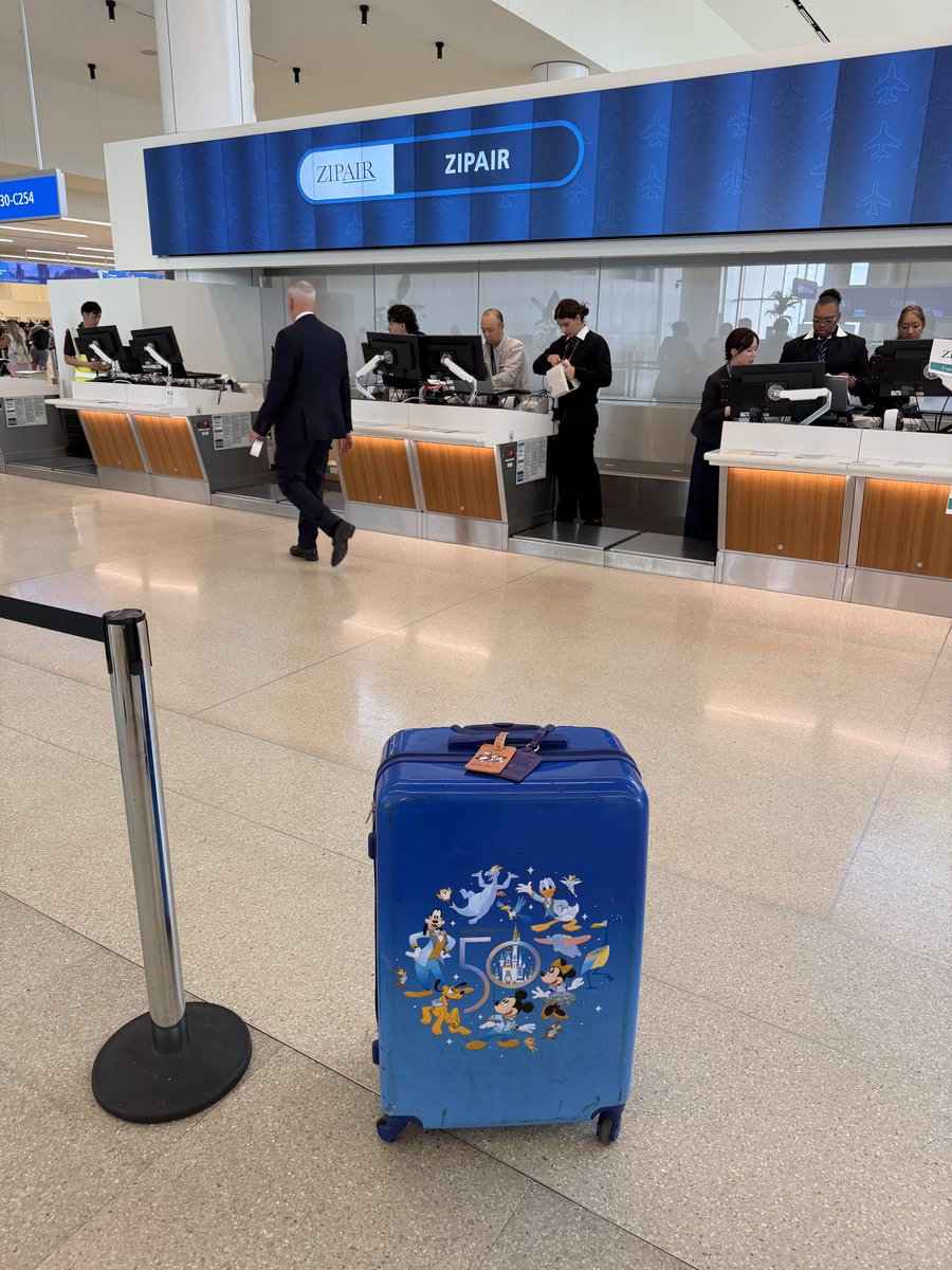 mickeynet028's tweet photo. オーランド空港なう✈️
本日15:40の成田直行便にて日本帰りまーす！！

オーランド空港のZIPAIRさんのチェックインカウンターは、ターミナルC2階のC16です。

少し早めに来てみました。
現在チェックインカウンター準備中！

#ZIPAIR #オーランド直行便 
#MNWDW #WDW #2026Feb 
#WaltDisneyWorld #ディズニーワールド #ウォルトディズニーワールド