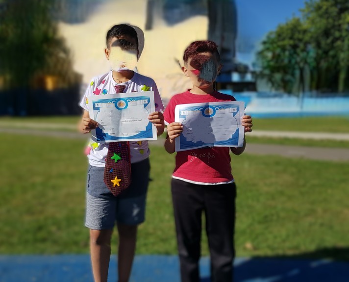 LEYANTISECTAS's tweet photo. Mi mayor victoria no está en un papel, sino en sus miradas

Hoy quiero compartir con ustedes estas fotos que me llenan el alma: mis hijos, abanderados y mejores alumnos. Mientras en televisión intentan ensuciarme con mentiras sobre mi pasado, yo elijo mostrarles mi presente, el logro más grande de mi vida. Cuando el líder de la secta, Juan Percowicz, decidió desconectarme de mi familia y dejarme abandonado a mi suerte siendo apenas un niño, las "predicciones" sobre mi futuro eran oscuras; dijeron que no lograría nada, que terminaría siendo un drogadicto o un ladrón con destino de prisión, condenándome al fracaso antes de que pudiera empezar a vivir.

Hoy, la realidad les responde con un silencio ensordecedor: formé una familia desde la nada absoluta y, a pesar de que sus tíos y su propia abuela ni siquiera los conocen, mis hijos crecieron rodeados de amor, valores y dignidad, logrando darles el futuro que a mí intentaron arrebatarme. Verlos ahí, con la bandera en alto, es la prueba de que el mal no gana siempre. Yo pude concluir mis estudios hace más de 11 años, cerrando mi negocio y yendo a cursar de noche con ellos en brazos, porque sabía que el ejemplo empieza por uno.

Aquellos que me quisieron ver en una celda o en la calle, hoy me ven convertido en un padre orgulloso de dos jóvenes brillantes. Haber construido este hogar desde las cenizas de una organización criminal es mi verdadera justicia. 

Por más que intenten revictimizarme en medios nacionales, mi mayor triunfo es que mis hijos son libres y tienen un futuro que nadie les va a poder quitar.

#Justicia #Resiliencia #Familia #Orgullo #Verdad #NoALasSectas