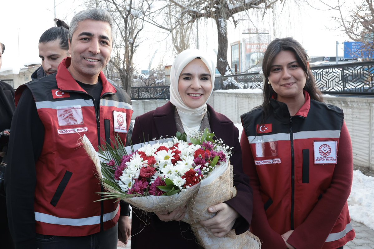 📍Van 

Van’da vatandaşlarımızın hayatına dokunacak yeni eserlerimizi hizmet hanemize eklemenin mutluluğunu yaşıyoruz.

Bugün, Aile ve Sosyal Hizmetler İl Müdürlüğümüzün ve Edremit Sosyal Hizmet Merkezimizin açılışını yaptık.

Rehberlikten sosyal desteğe, koruyucu ve önleyici