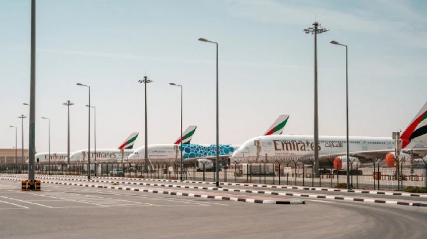 Caos en aeropuertos: suspenden vuelos en todo Medio Oriente tras ataques contra Irán #PuntoYComa 
La medida también se aplicó al centro de transporte más transitado del mundo, Dubái, donde se instó a los pasajeros a no viajar facebook.com/puntoycomacoah…