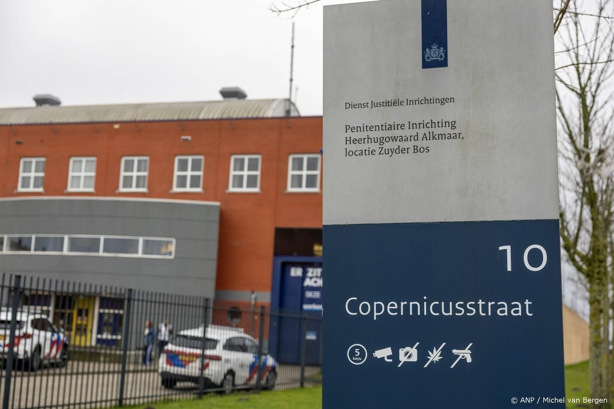 Gedetineerde steekt bewaarster met bordscherf