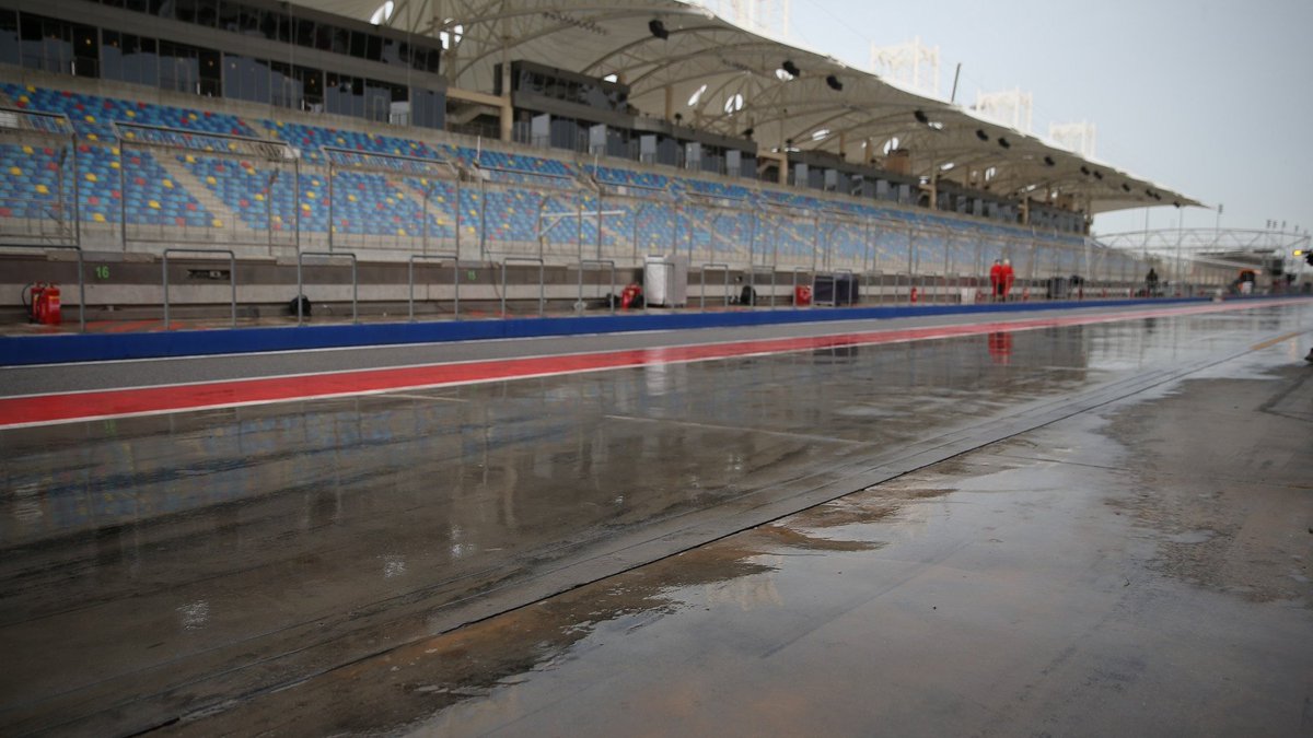 AngelDRSF1's tweet photo. ⚠️ Pirelli ha cancelado el test de neumáticos de lluvia que iba a tener lugar hoy y mañana con McLaren y Mercedes en Baréin por motivos de seguridad.

La decisión llega después de que un misil iraní haya impactado a unos 20km del circuito. #F1 https://t.co/HZ92yLx0Ba