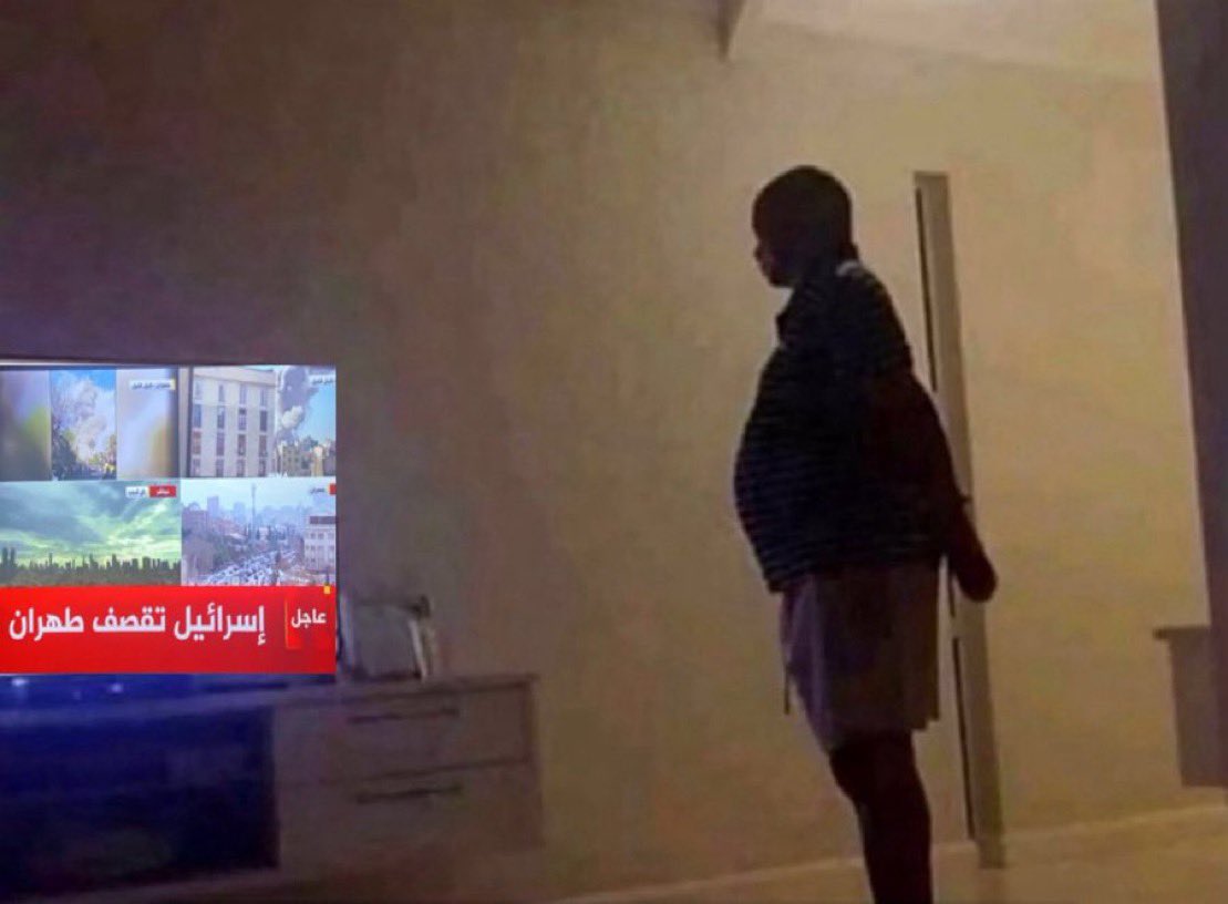 متعوده اتابع مباريات ومسلسلات ومالي في السياسه
انا اليوم : 
#الحرب_العالمية_الثالثة