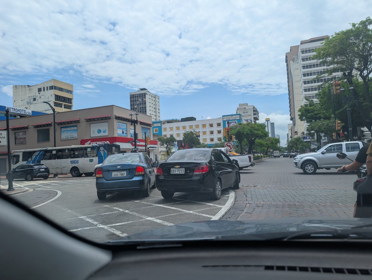 nazbrnb's tweet photo. Invasión carril de metrovia + se pasaron la roja + viraron dónde NO se vira. Una camioneta de la ATM paso en frente y bien gracias. Este chiste es de todos los días en la 9 de Octubre. @ATMGuayaquil @ATM_Transito https://t.co/xKy8cqtxhM