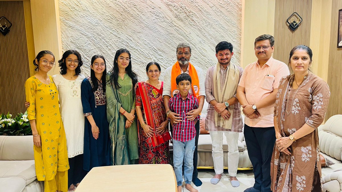 Hitendrasinhbjp's tweet photo. આજે વડોદરા મહાનગરના મહામંત્રી શ્રી રમેશભાઈ પટેલના નિવાસસ્થાને શુભેચ્છા મુલાકાત લીધી તેમજ ભોજન ગ્રહણ કર્યું.

આ દરમિયાન વડોદરા મહાનગર પ્રમુખ શ્રી જયપ્રકાશભાઈ સોની તેમજ મહામંત્રીશ્રીઓ ઉપસ્થિત રહ્યાં હતાં. https://t.co/mISypktB5i