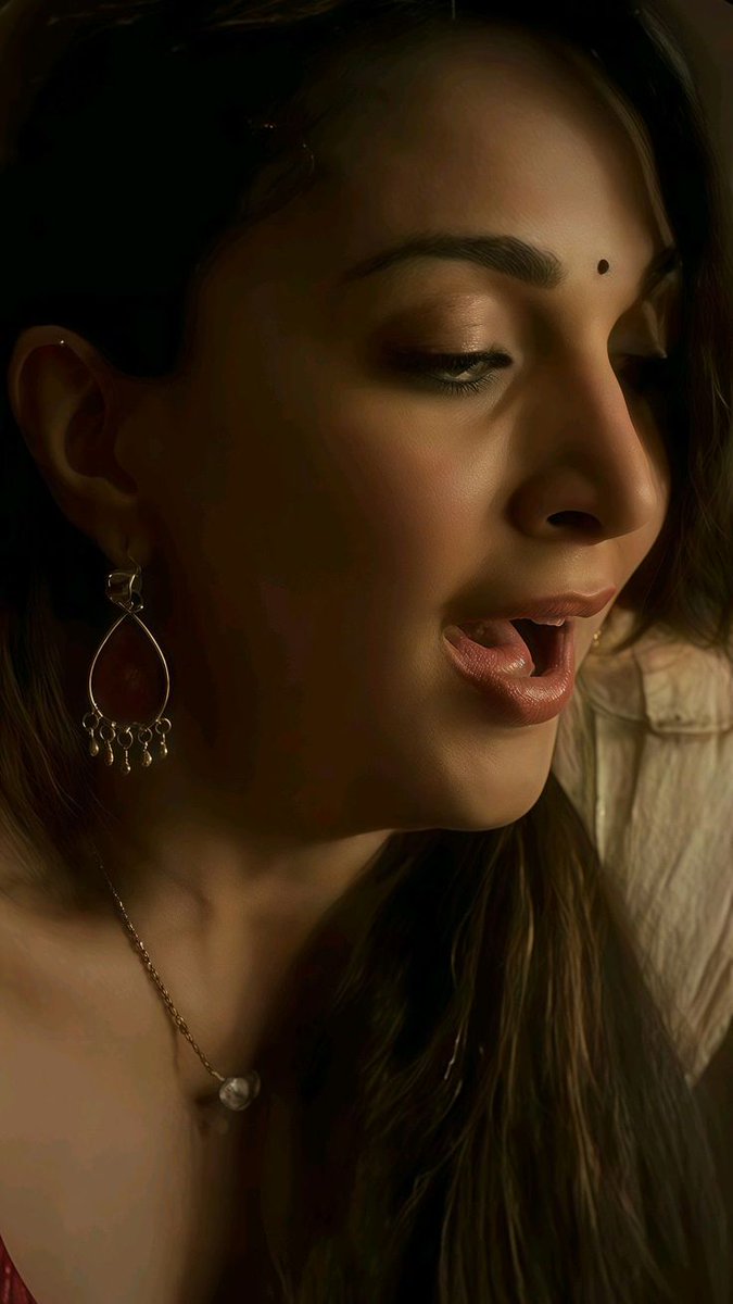 Saturday night is here! Let’s kick back, relax, and make it count 😍

#KiaraAdvani