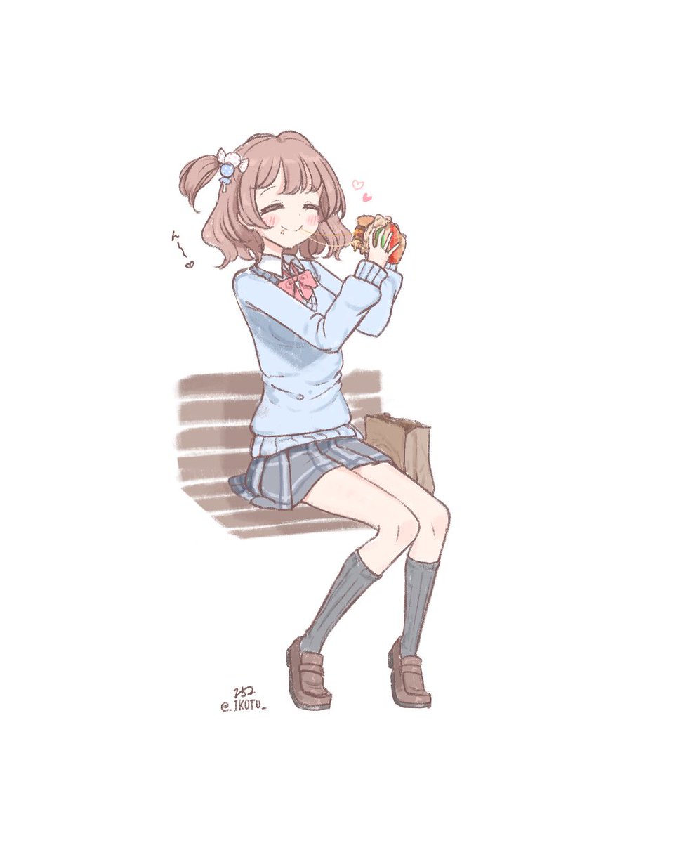 幸せそうに食べる子 