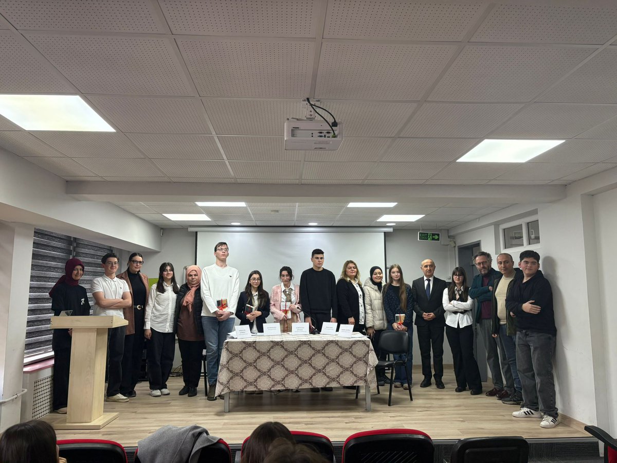 cmsbl's tweet photo. Ortaöğretim Genel Müdürlüğümüzün “Oku-Yorum, Yazı-Yorum” projesi kapsamında, Siyasetname/Ütopya ve Türk destanları okumaları okulumuzda gerçekleştirildi. Öğrenciler, Ercan Yılmaz danışmanlığında bildirilerini sundular. Emeği geçen öğretmen ve öğrencilerimize teşekkür ederiz. https://t.co/fHPymDzstJ