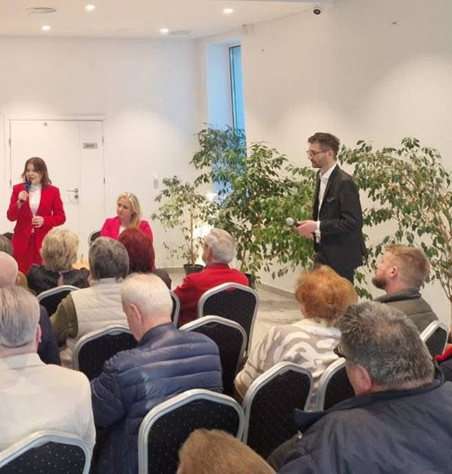 AnnaMKrupka's tweet photo. ♥️Końskie 🇵🇱
#CzasPolski i #ProgramPolaków to nie hasła – to realna rozmowa z mieszkańcami. Dziś w Końskich, wraz z Poseł @pisorgpl  @aK_Sojka , rozmawiałyśmy 💬 o sprawach ważnych dla lokalnej społeczności i o kierunku, w jakim powinna zmierzać Polska.

‼️Słuchamy, notujemy✍🏻, wyciągamy wnioski. Program PiS powstaje razem z Polakami – w małych i dużych miejscowościach, w bezpośrednim dialogu.

Dziękujemy za obecność, szczerość i zaangażowanie 🤝🏻🇵🇱