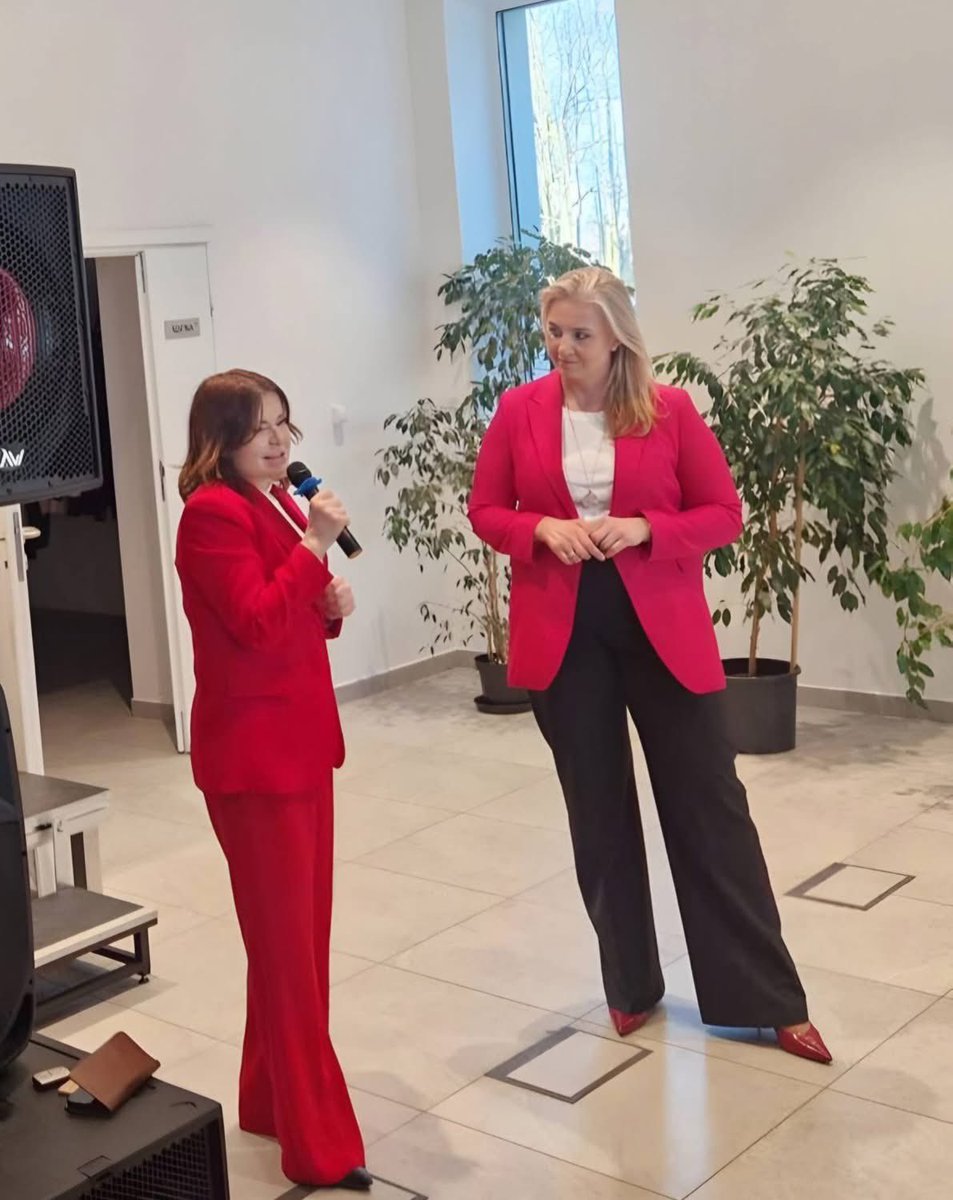 AnnaMKrupka's tweet photo. ♥️Końskie 🇵🇱
#CzasPolski i #ProgramPolaków to nie hasła – to realna rozmowa z mieszkańcami. Dziś w Końskich, wraz z Poseł @pisorgpl  @aK_Sojka , rozmawiałyśmy 💬 o sprawach ważnych dla lokalnej społeczności i o kierunku, w jakim powinna zmierzać Polska.

‼️Słuchamy, notujemy✍🏻, wyciągamy wnioski. Program PiS powstaje razem z Polakami – w małych i dużych miejscowościach, w bezpośrednim dialogu.

Dziękujemy za obecność, szczerość i zaangażowanie 🤝🏻🇵🇱