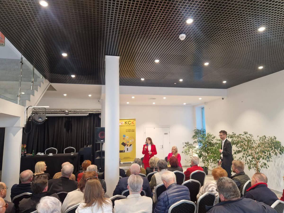 AnnaMKrupka's tweet photo. ♥️Końskie 🇵🇱
#CzasPolski i #ProgramPolaków to nie hasła – to realna rozmowa z mieszkańcami. Dziś w Końskich, wraz z Poseł @pisorgpl  @aK_Sojka , rozmawiałyśmy 💬 o sprawach ważnych dla lokalnej społeczności i o kierunku, w jakim powinna zmierzać Polska.

‼️Słuchamy, notujemy✍🏻, wyciągamy wnioski. Program PiS powstaje razem z Polakami – w małych i dużych miejscowościach, w bezpośrednim dialogu.

Dziękujemy za obecność, szczerość i zaangażowanie 🤝🏻🇵🇱
