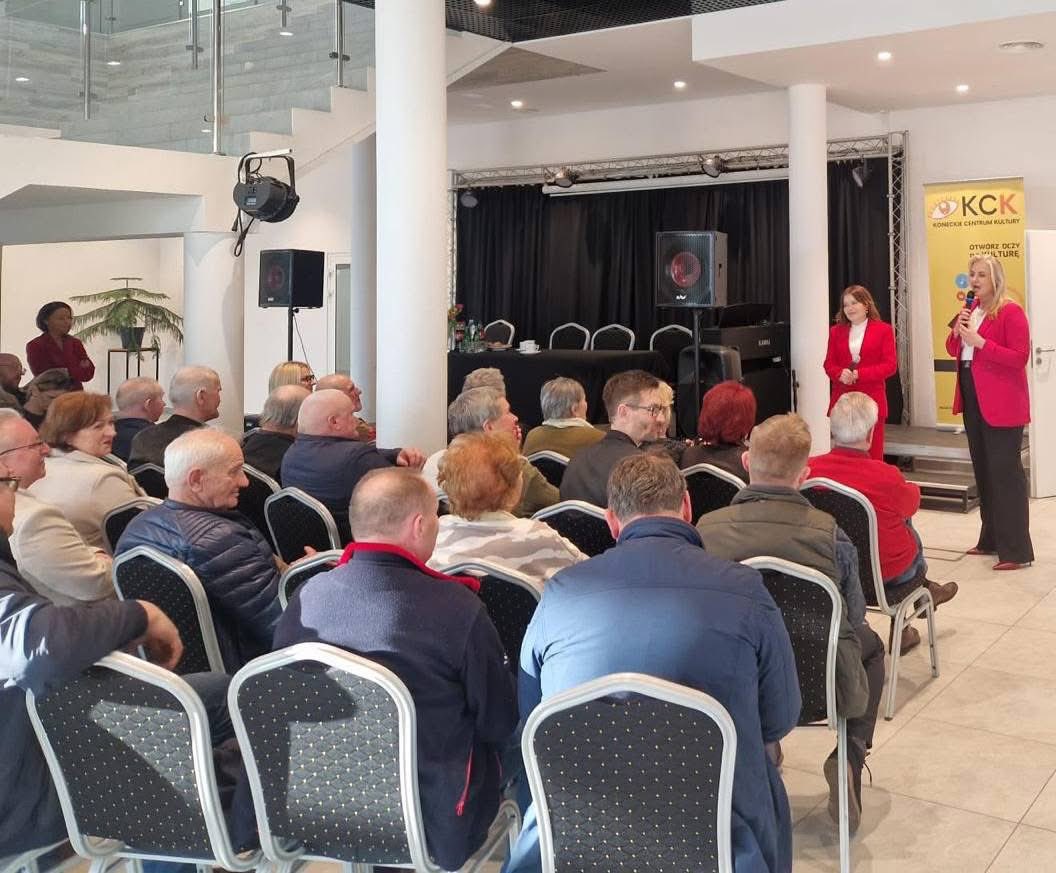 AnnaMKrupka's tweet photo. ♥️Końskie 🇵🇱
#CzasPolski i #ProgramPolaków to nie hasła – to realna rozmowa z mieszkańcami. Dziś w Końskich, wraz z Poseł @pisorgpl  @aK_Sojka , rozmawiałyśmy 💬 o sprawach ważnych dla lokalnej społeczności i o kierunku, w jakim powinna zmierzać Polska.

‼️Słuchamy, notujemy✍🏻, wyciągamy wnioski. Program PiS powstaje razem z Polakami – w małych i dużych miejscowościach, w bezpośrednim dialogu.

Dziękujemy za obecność, szczerość i zaangażowanie 🤝🏻🇵🇱