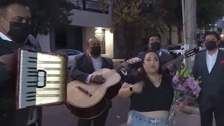ibeliebersmx's tweet photo. ya me vi al rato a las 12 afuera de la casa de justin bieber https://t.co/msyUBN1n9S