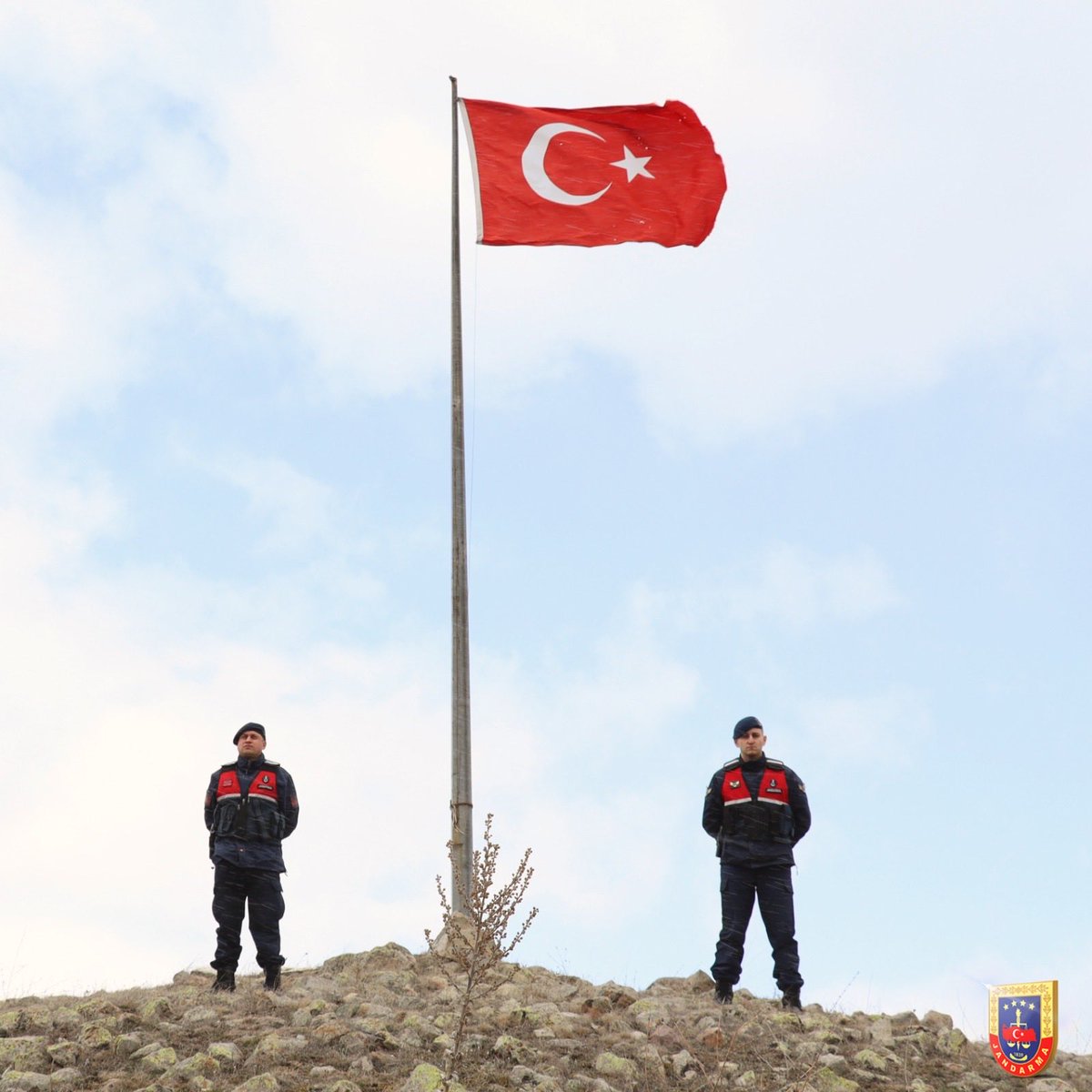 Dalgalandıkça umudumuz, var oldukça gururumuzdur.🇹🇷

📍Çankırı Bayrak Tepe

#Jandarma
#JandarmaAsayiş