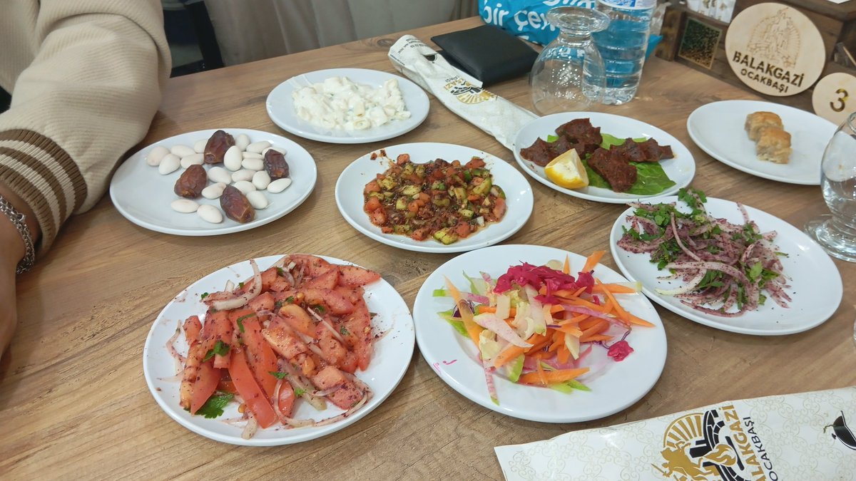 zyneppv's tweet photo. Şahsi oğlanımla Ramazan'da iftar yapma işi (başarılı) @GrizouMagics https://t.co/8lj6t3tcXy