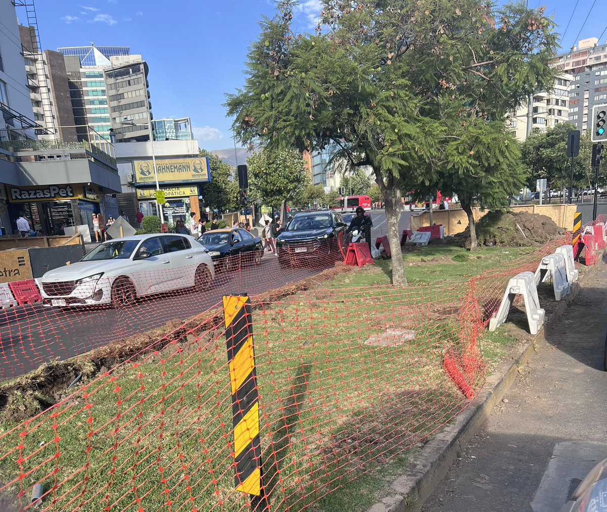 fdepujadas's tweet photo. Que pasa en #lascondes con la gestión de tránsito y obras? @Muni_LasCondes calles principales cerradas como Paul Harris y Padre Hurtado en fin de semana previo a inicios de clases. Esto se debería haber hecho en Febrero no ahora. https://t.co/Ftx9slIKju