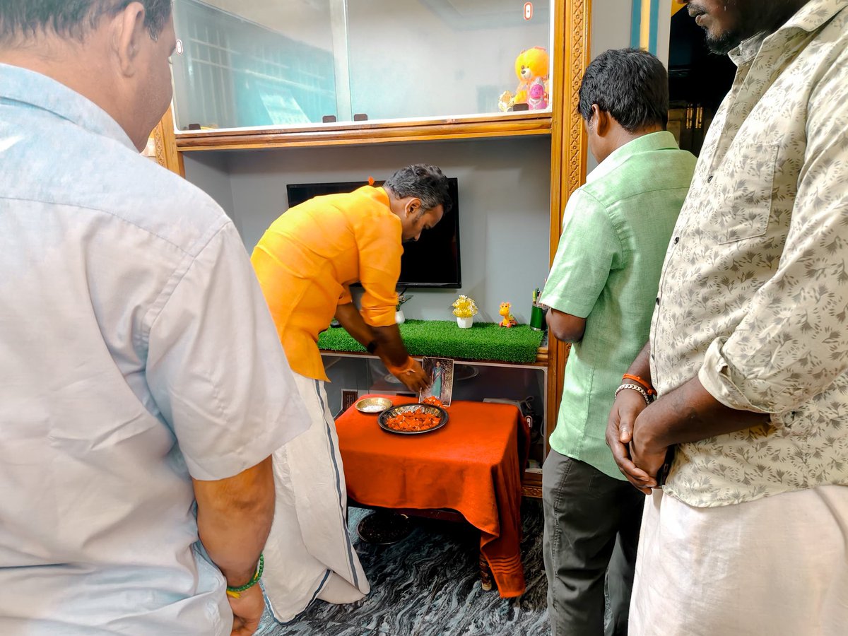 asuvathaman's tweet photo. இன்று கடலூர் மேற்கு மாவட்ட பாஜக கள போராளி திரு. சிதம்பரம் ராஜசேகர் அவர்களின் தாயார் வி தமிழரசி (75) இயற்கை எய்தினார். 

கோயம்பத்தூரிலிருந்து சிதம்பரம் சென்று அவரது குடும்பத்தினருக்கு ஆறுதல் கூறினேன். 

@narendramodi @AmitShah
@rajnathsingh @myogiadityanath @AshwiniVaishnaw @nsitharaman 
@PiyushGoyal @NitinNabin @blsanthosh @MenonArvindBJP @ReddySudhakar21 @NainarBJP @KesavaVinayakan @annamalai_k