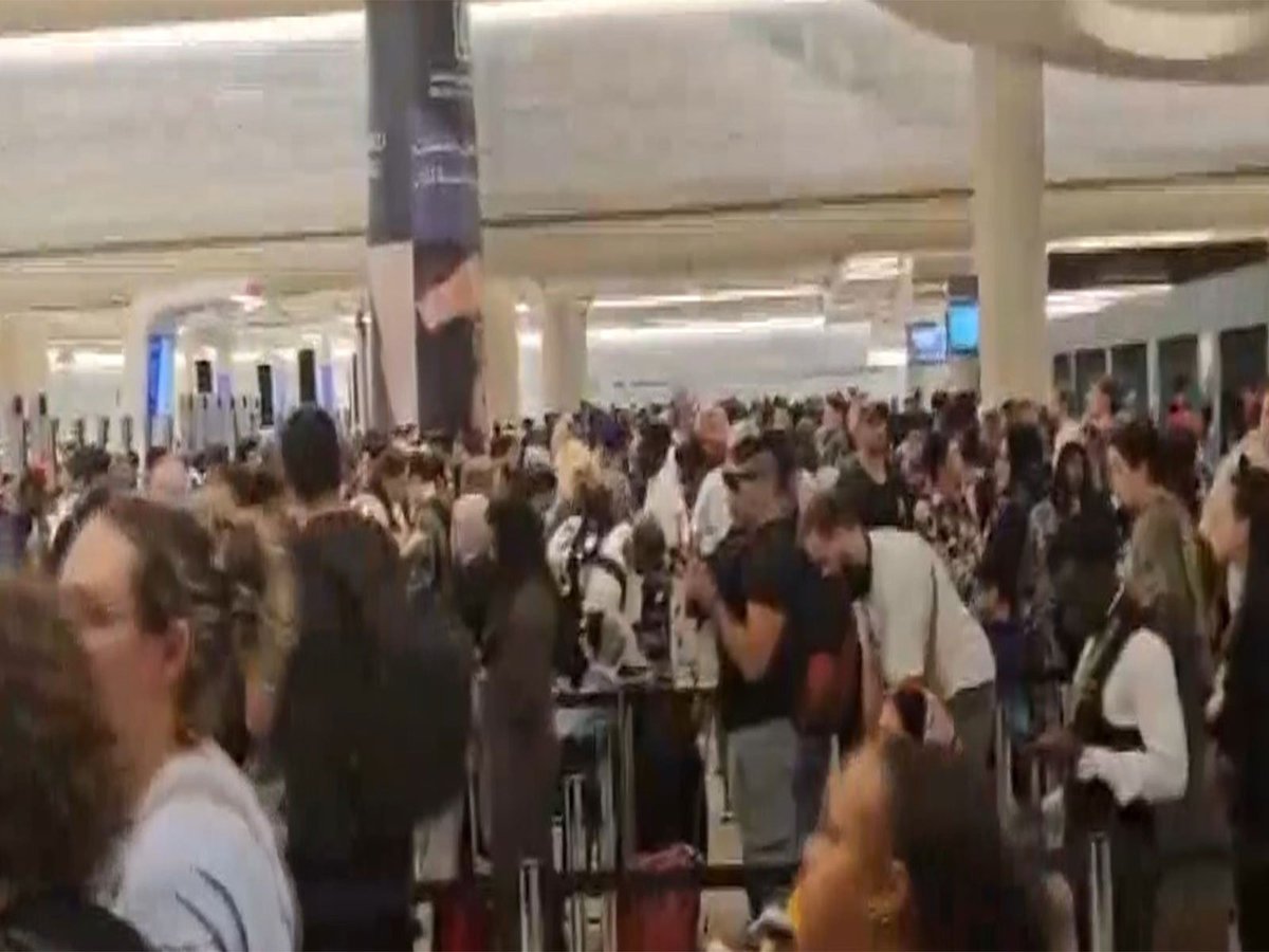ani_digital's tweet photo. Thousands including hundreds of Indians stranded at Abu Dhabi airport
Read @ANI Story |
https://t.co/xqeZNj62Dx
#AbuDhabiAirport #StrandedIndians #MiddleEastTensions #IranIsraelConflict #Iran #IsraelUSStrike https://t.co/4Ndk5GP1ip