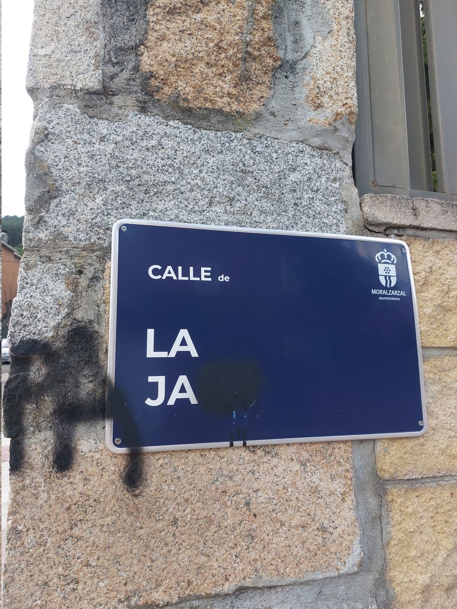 C/ de la Jara. Letrero vandalizado. #Moralzarzal