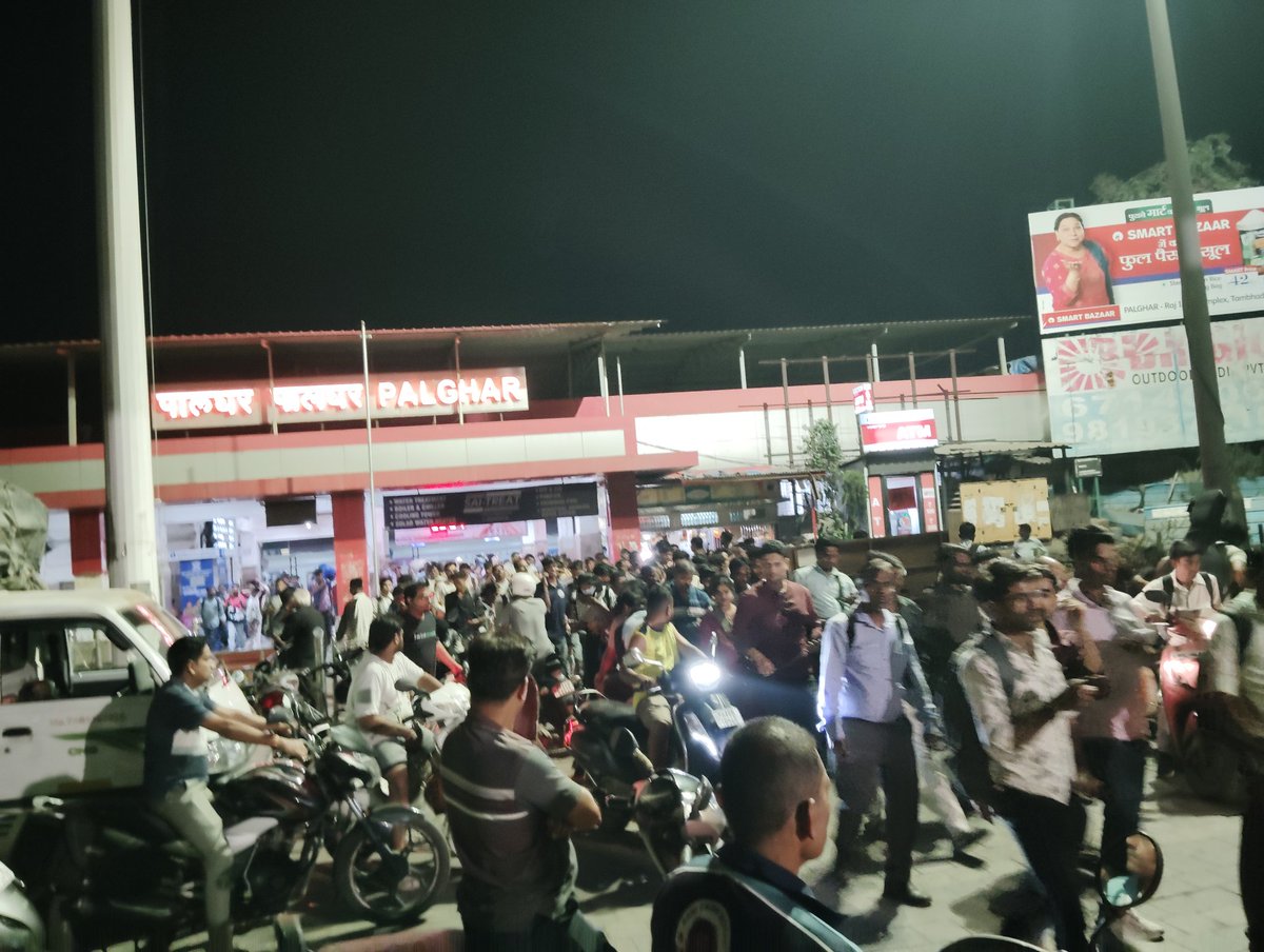 adzod's tweet photo. @DVPravasi @WesternRly Due to late CCG–VR services, many commuters reach Virar at 21:08 hrs. As per new TT, 93039 VR–DRD departs at 21:05 hrs 2–3 minute miss causes 45+ minutes waiting at VR.
For 93041 CCG–DRD (21:40) is frequently delayed &amp; detained at KLV siding for 10–15 minutes.
@drmbct https://t.co/EKQoAv264Q