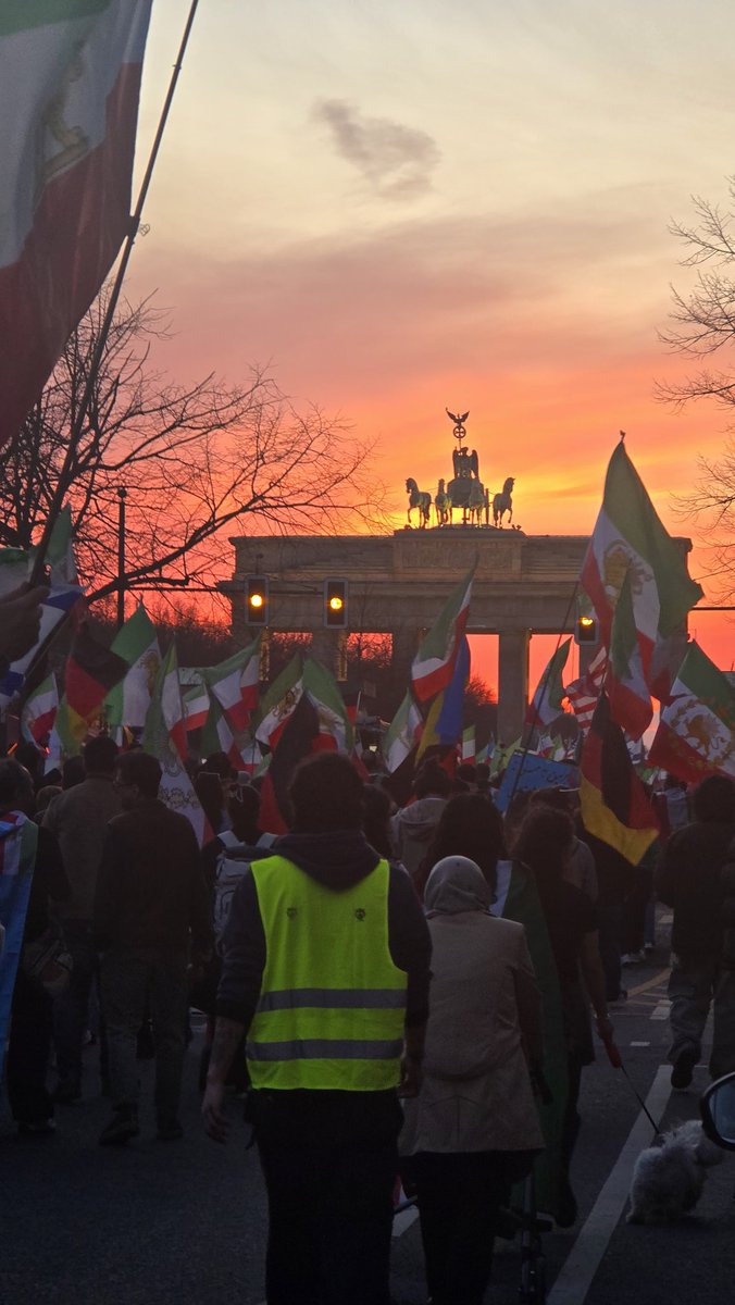 Mariain_paris's tweet photo. #berlinnow #ThankYouTrump #thankyouusa #Iran https://t.co/AqQgYye1W6