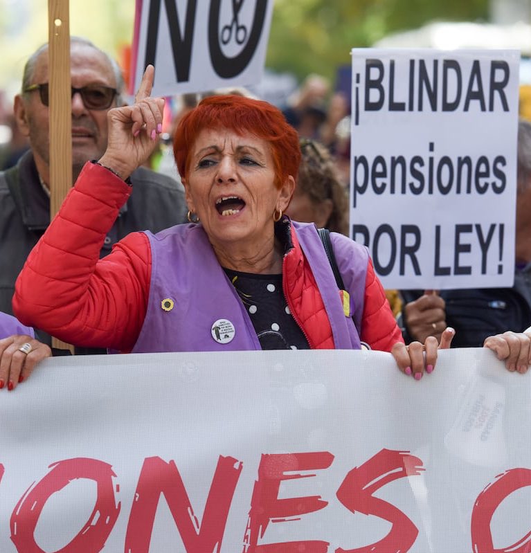 antihacienda's tweet photo. El coste de fabricar un bombardero B-2 equivale a 3 días y 12 horas de gasto de pensiones en España. https://t.co/x9iuRdw4pC
