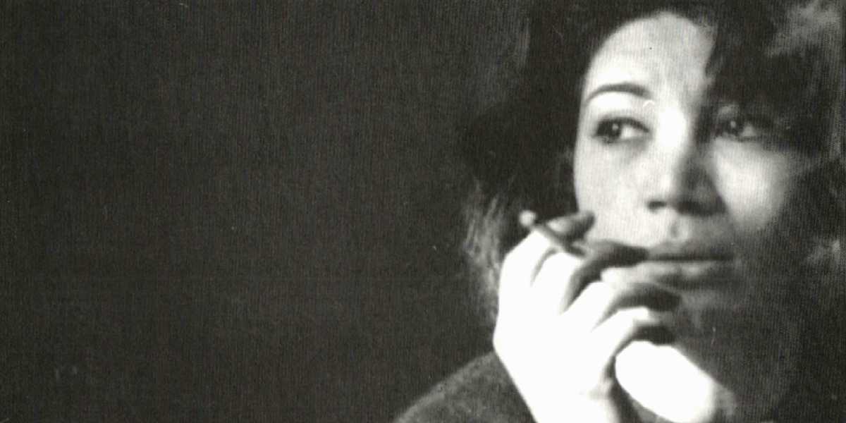 Komşularımız bahçelerinin her köşesine 
çiçek yerine 
şarapnel ve makineli tüfek dikiyor
...
ben yüreğini yitirmiş bu zamandan korkuyorum.

Furuğ Ferruhzad