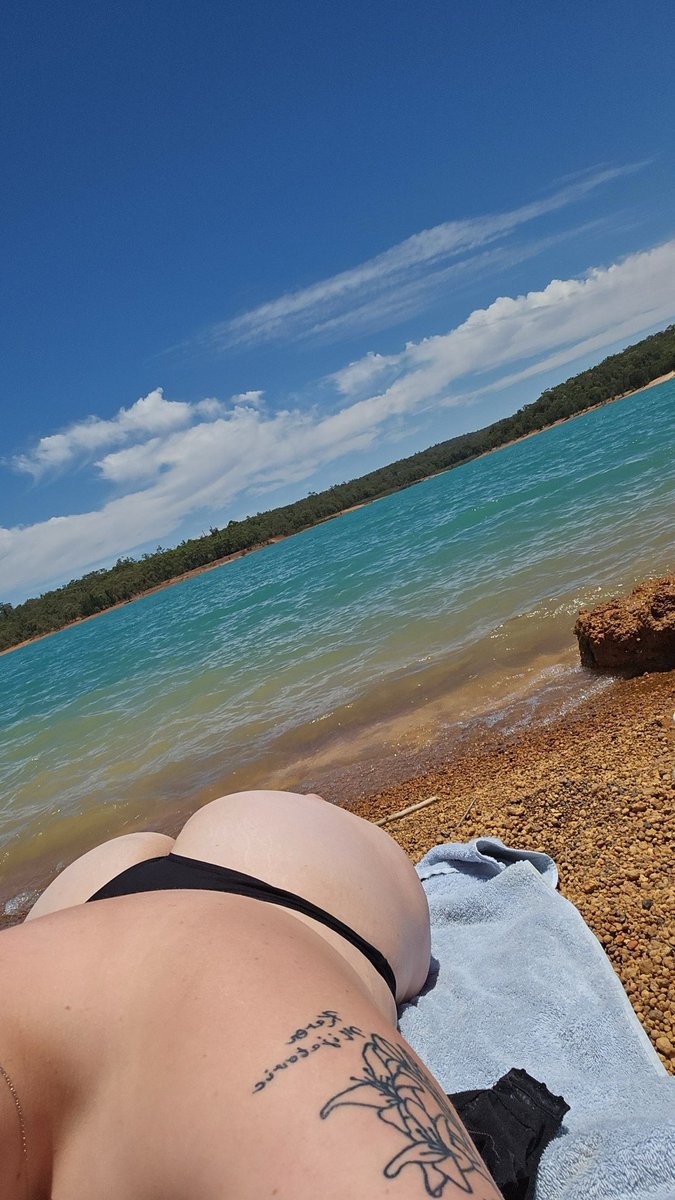 sunflwrlover1's tweet photo. I got so sunburnt… rub some aloe on it for me? 🥰 https://t.co/z3E5KPW00j