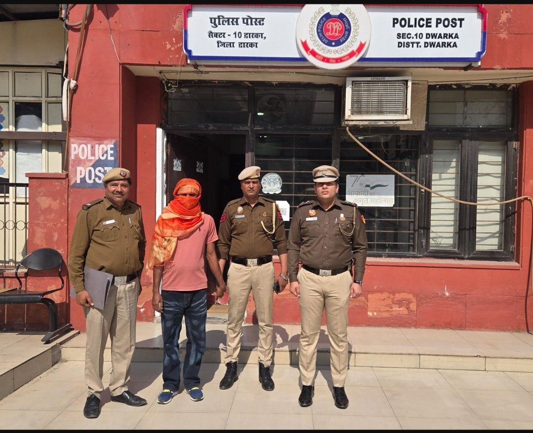 🚨 द्वारका जिला पुलिस की बड़ी सफलता | उद्घोषित अपराधी गिरफ्तार 🚨
दिल्ली पुलिस के द्वारका जिला ने न्याय प्रणाली को और अधिक सशक्त बनाते हुए वर्ष 2018 से फरार चल रहे एक शातिर उद्घोषित अपराधी को गिरफ्तार कर उल्लेखनीय उपलब्धि हासिल की है।
द्वारका जिले के डीसीपी Ankit Singh के