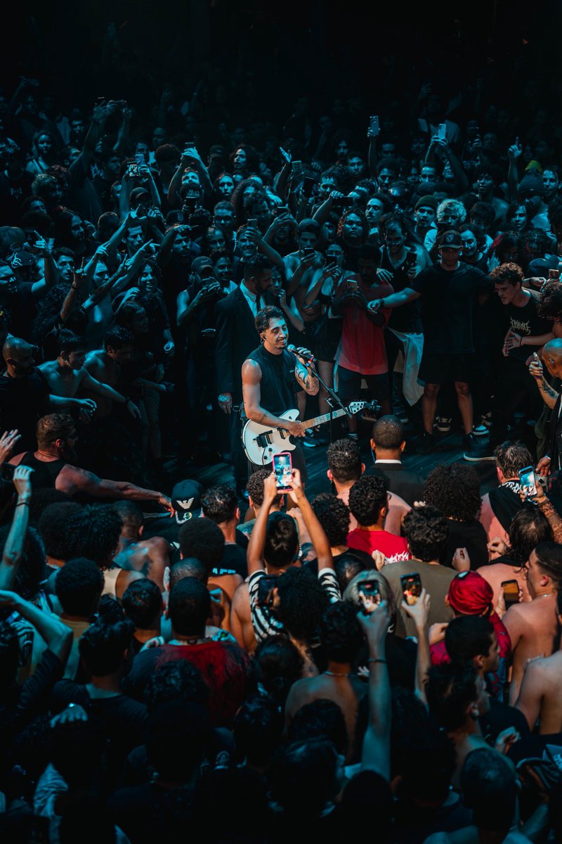 FOI HISTÓRICO. <a href="/lucasinutilismo/">lucas vinícius</a> estreou a nova turnê em São Paulo, um mosh gigante no meio da pista, todo mundo cantando alto e o fechamento perfeito com “Odisseia”.

Uma dessas noites que ficam marcadas. 🔥

📸: Amanda Gaya para <a href="/Moodgate_/">Moodgate ⚡️</a>