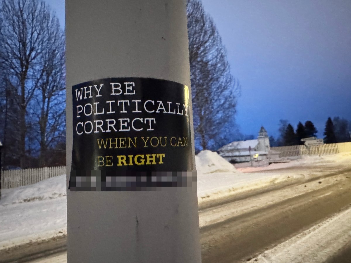 Ble sjokkert da han så budskapet på lyktestolpene: – Helt forferdelig
skriver OA. Noen har hengt opp lapper i Gjøvik med et høyreekstremt og farlig budskap, ifølge OA og PST. Her er teksten på én:
"Why be politically correct
When you can be right"