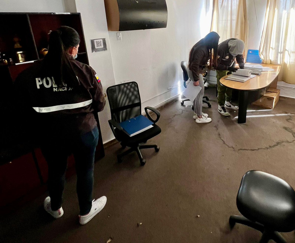 vtv_ecuador's tweet photo. #País #CasoCajaChica:📝 en el marco de la investigación por presunta #Delincuencia #Organizada con fines de #LavadoDeActivos, #FiscalíaEc y @PoliciaEcuador ejecutan un allanamiento en #Quito, con el fin de recabar indicios. https://t.co/iiV7RZcNsj