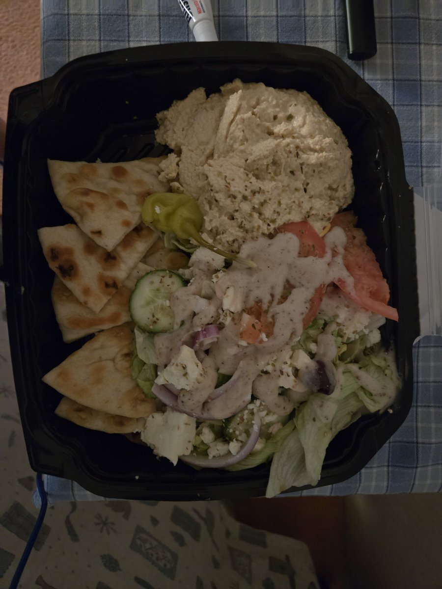 zacr0109's tweet photo. Greek Salad, with Hummus &amp; Pita!!! https://t.co/UWwlfYgTYM