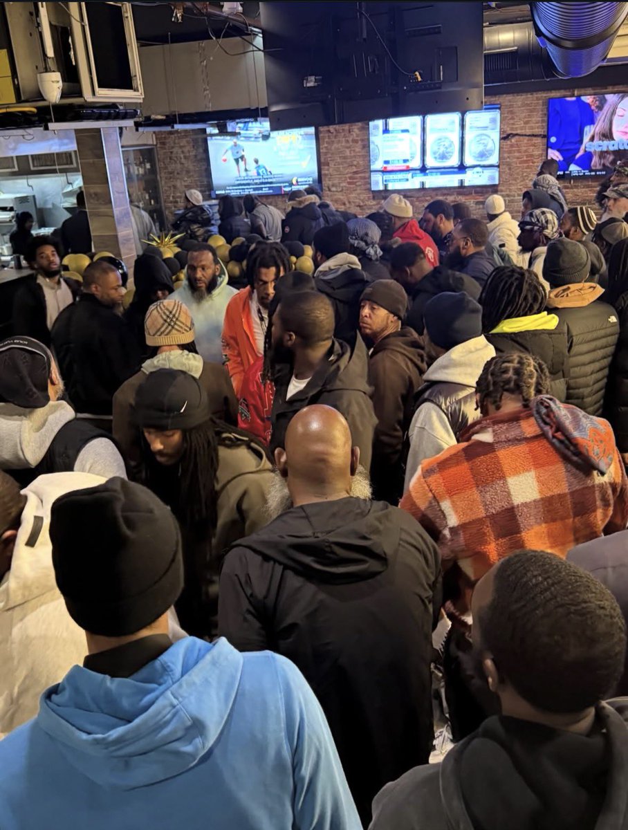 Hidd58's tweet photo. Alhamdulilah 400 ppl fed yesterday no drama, no violence... Just peace &amp; tranquility! s/o to @cartersteaks @thesquarephilly ❤️🫂 May allah bless us to leave this month way better than we entered! Ya rabbi Ameen... History was made yesterday! https://t.co/cQrqmfhW5W