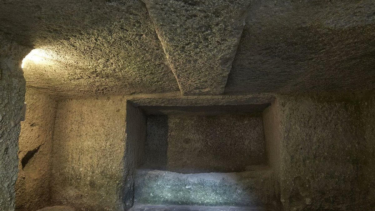 ArchaeoTweets's tweet photo. Archaeologists crack open a 2,600-YO Etruscan tomb in Italy—SEALED  tight, untouched by looters. 
Inside: 4 skeletons on stone beds + 100+  pristine artifacts like painted pots &amp; silver spools. Time capsule unlocked! #Etruscans #EtruscanTomb #Archaeology https://t.co/zAtCkBPhAi https://t.co/XVWRbvCKuC