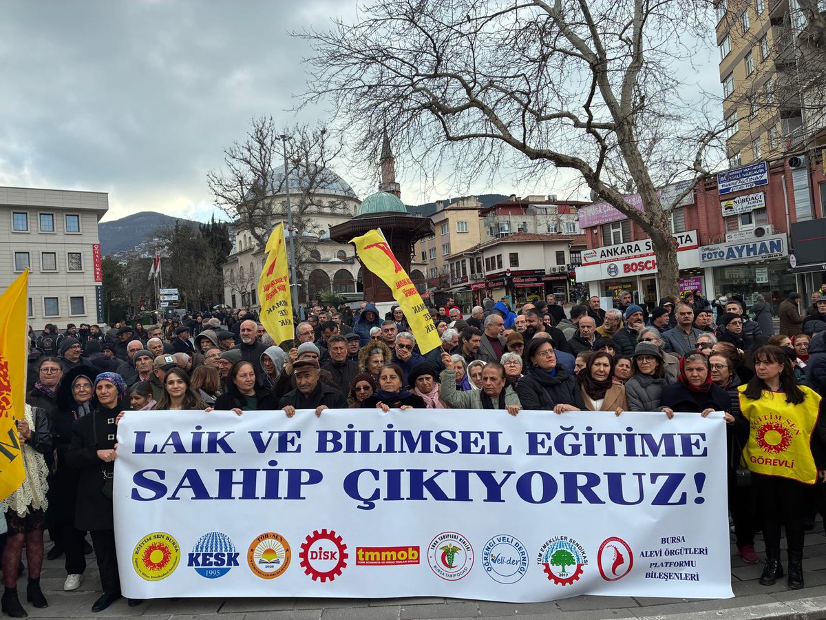VeliderB's tweet photo. Bu gün Bursa’da Veli-Der olarak pek çok kurumla birlikte ortak;son dönemde Ramazan ayını da bahane ederek ,eğitim alanında şiddeti daha da artan gerici uygulama ve saldırılara karşı hep birlikte sesimizi yükselterek,birleşik toplumsal mücadelenin güzel bir örneğini verdik. https://t.co/QeUnxv13Y4