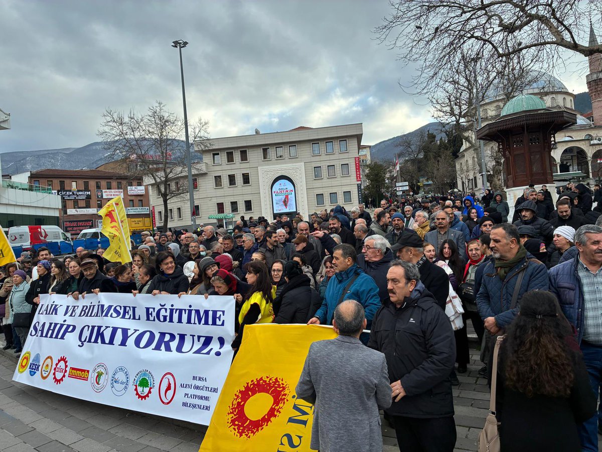 VeliderB's tweet photo. Bu gün Bursa’da Veli-Der olarak pek çok kurumla birlikte ortak;son dönemde Ramazan ayını da bahane ederek ,eğitim alanında şiddeti daha da artan gerici uygulama ve saldırılara karşı hep birlikte sesimizi yükselterek,birleşik toplumsal mücadelenin güzel bir örneğini verdik. https://t.co/QeUnxv13Y4