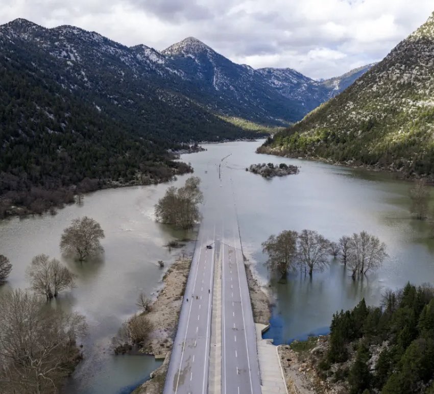 yavuzyilmazd's tweet photo. AKP gururlan, bu utanç senin!

Antalya-Konya karayolundaki son gelişmelerle ilgili olarak;

AKP’ye göre, paniğe gerek yok.

Zira Karayolları Genel Müdürlüğü’nün 2018 yılına ait ‘Nihai Proje Dosyasına’ göre bu yolda su baskını gibi bir risk bulunmuyor.

İşte rezilliğin belgesi ve sonuç⬇️
