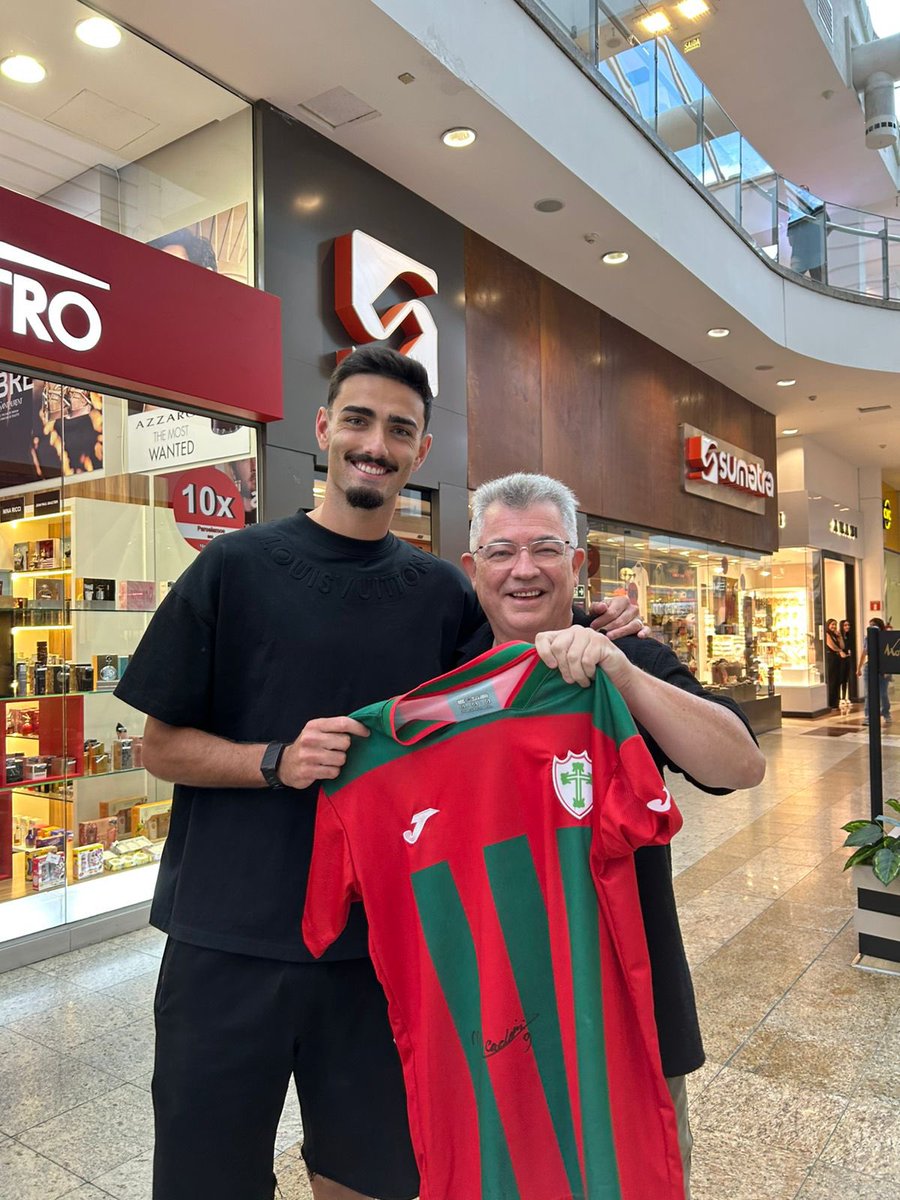 🇧🇷 Claudio Barao, nuestro oyente de Brasil, se hizo fanático del <a href="/realmurciacfsad/">Real Murcia CF</a> y escucha todos los partidos en <a href="/MetropolitanRM/">Metropólitan Radio Región de Murcia</a>, gracias a Matheus Cadorini.

🤩 Nos manda esta foto, desde Curitiba, donde se ha encontrado al exgrana en la inauguración de la tienda de su mujer.